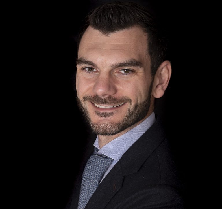 LinkedIn-profielfoto van een man in pak met lichtblauw overhemd, gemaakt in de studio in Culemborg