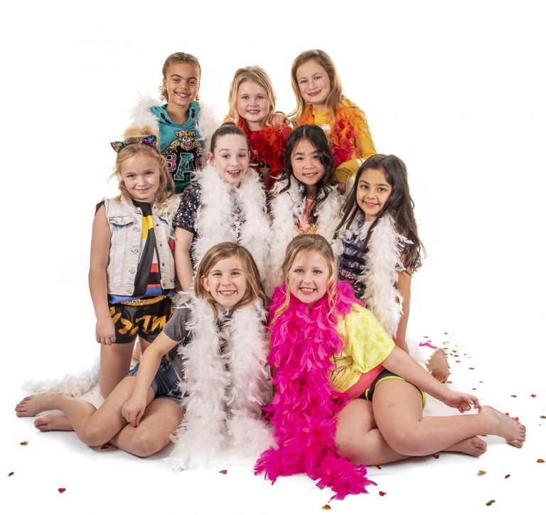 Kinderfeestje in de fotostudio, meisjes verkleed met boas en veren