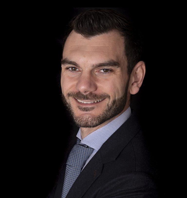 Zakelijk portret van een man in pak op zwarte achtergrond, gemaakt in de studio in Culemborg