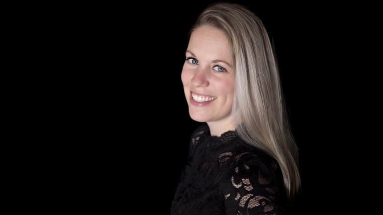 LinkedIn-profielfoto van een vrouw in zwarte kanten top op zwarte achtergrond, studio Culemborg