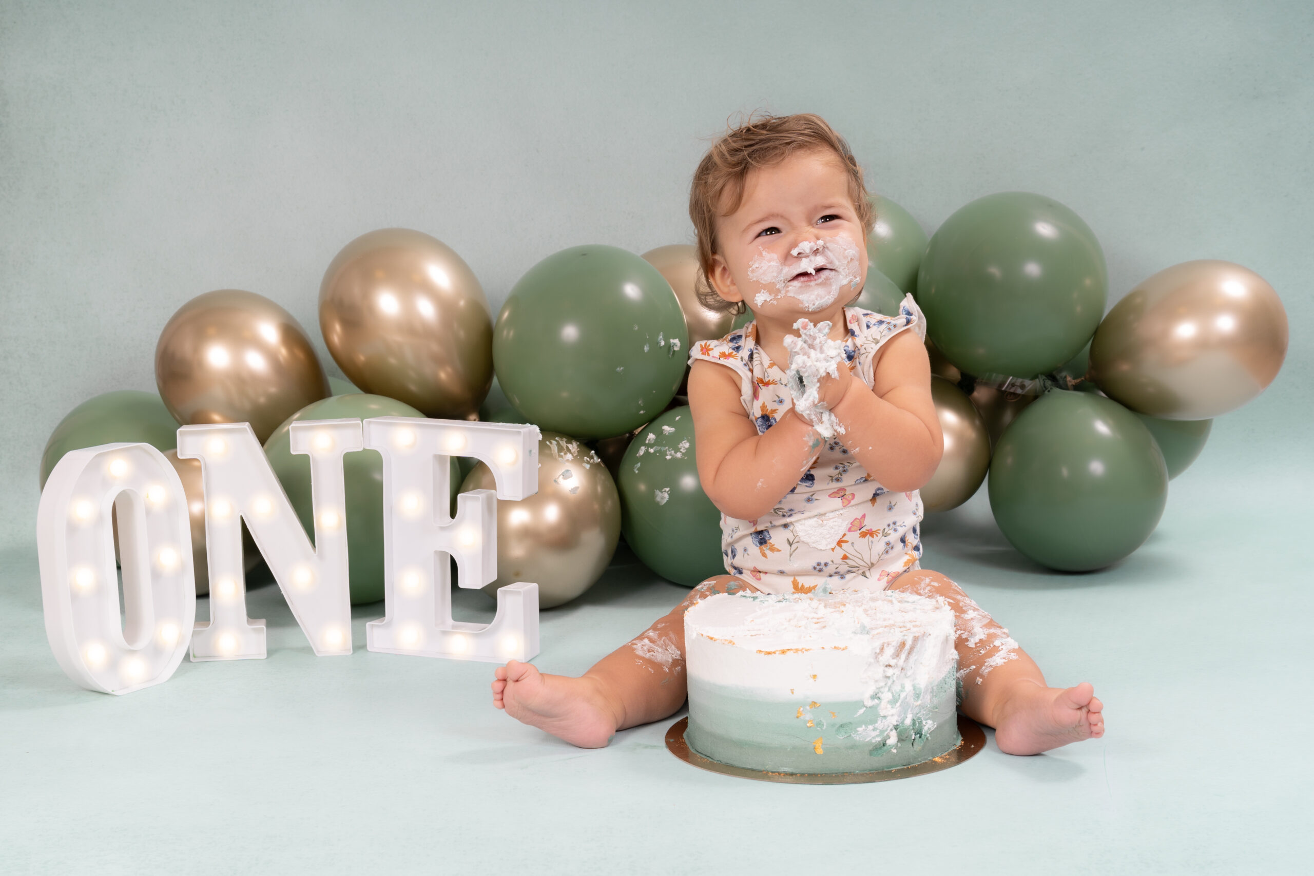 Baby met taart tijdens cakesmash shoot bij shootable in Culemborg