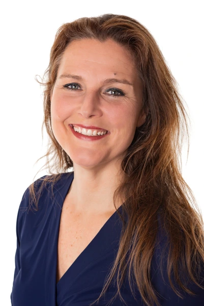 LinkedIn-profielportret met een natuurlijke glimlach, gemaakt in de studio in Culemborg vlak bij Tiel