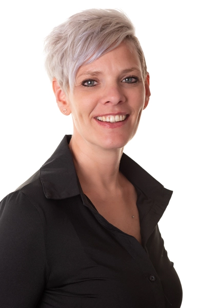 Zakelijk portret van een medewerker op een lichte achtergrond, gemaakt tijdens een portretshoot bij een bedrijf