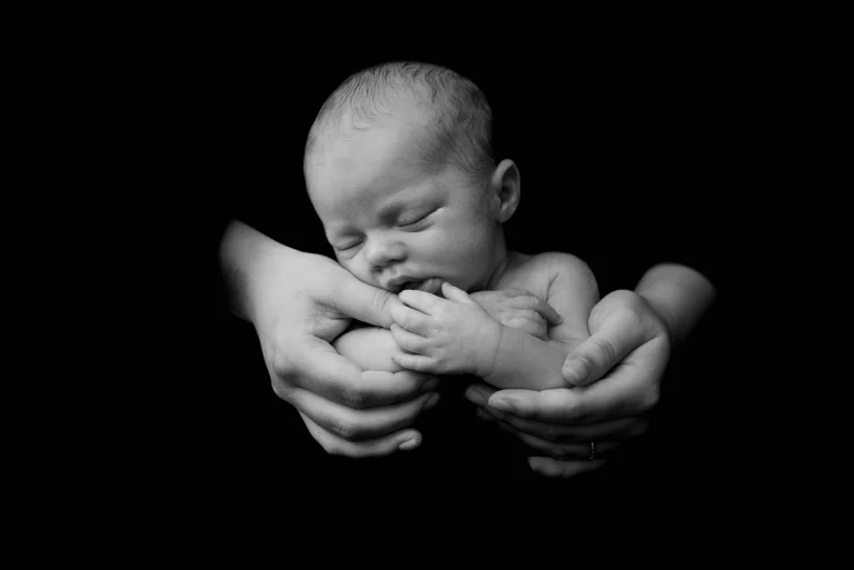 newborn_shoot_fine_art_zwarte_achtergrond-1