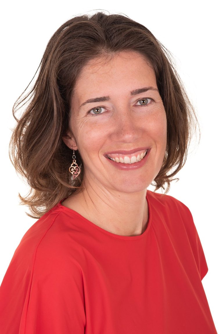 Zakelijke profielfoto voor LinkedIn van een vrouw in een rode blouse, gemaakt in Culemborg