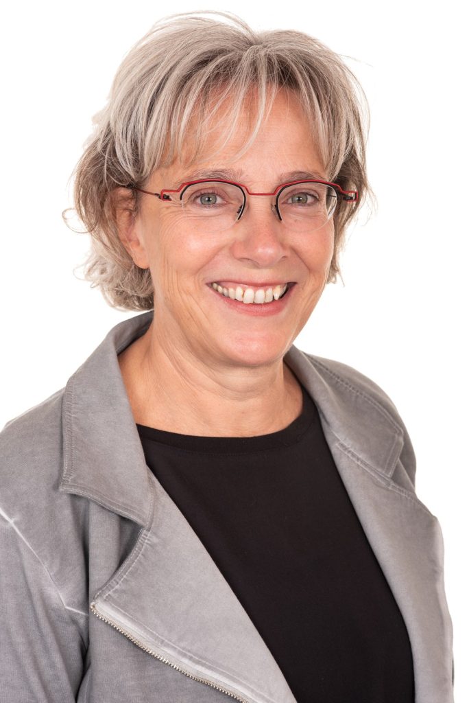 Zakelijk portret van een vrouw met bril, gemaakt in de fotostudio in Culemborg