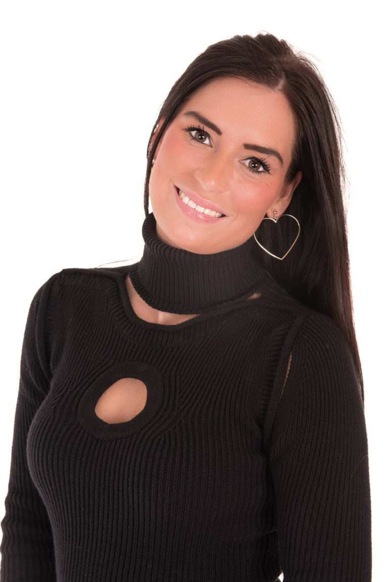 Zakelijk portret van een vrouw in zwarte coltrui op een lichte achtergrond