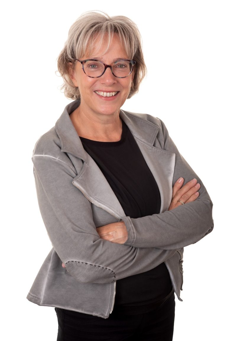 Zakelijke profielfoto voor LinkedIn van een vrouw in een grijs colbert