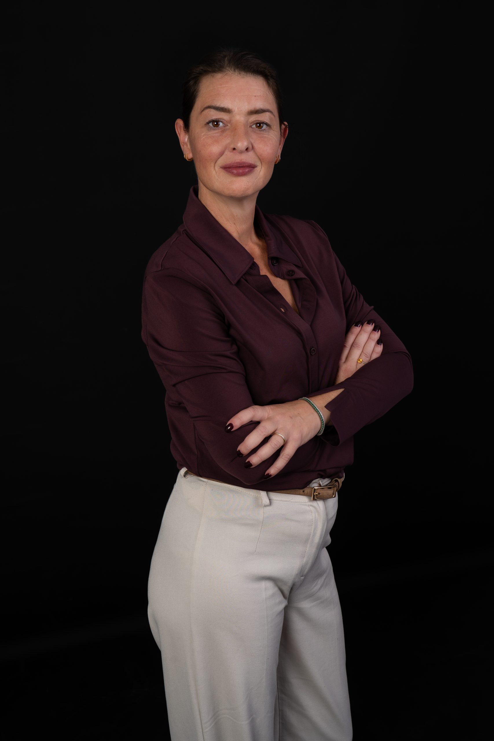 chique zakelijk portret vrouw met zwarte achtergrond