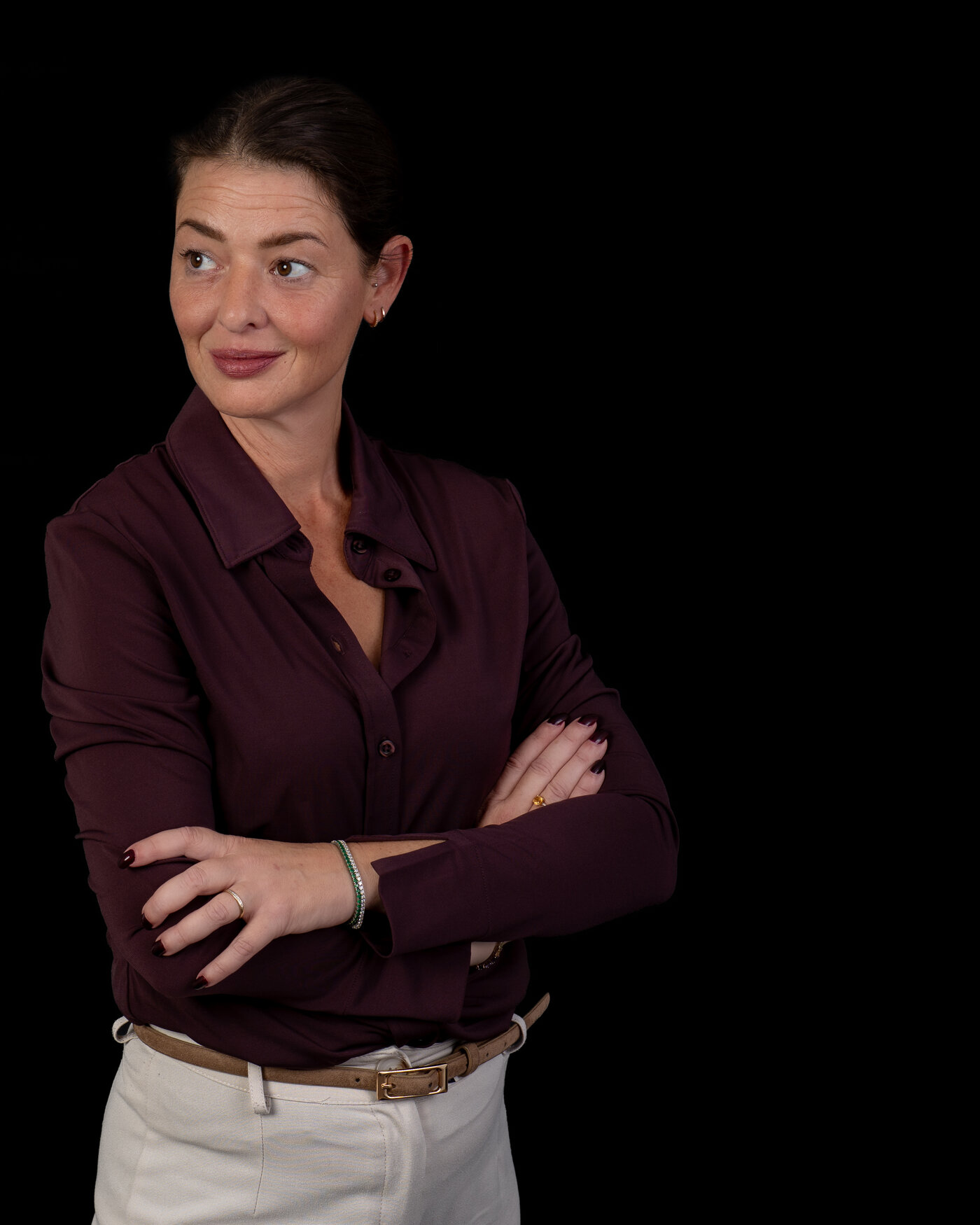 Zelfverzekerd portret van Desiree van Virtuo Office Support met gekruiste armen op donkere achtergrond, brandingfotoshoot bij Studio Shootable