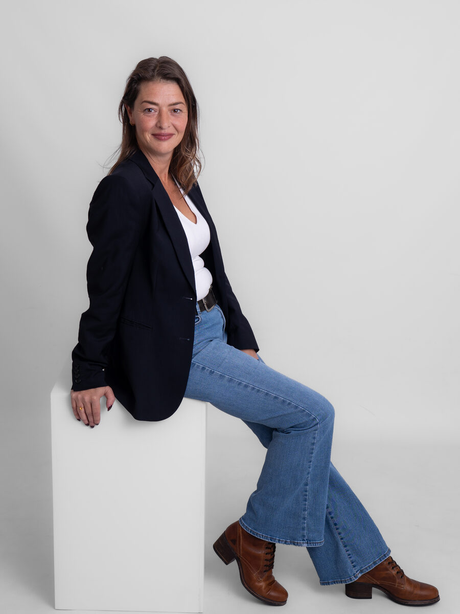 Portret van Desiree van Virtuo Office Support, brandingfotoshoot bij Studio Shootable