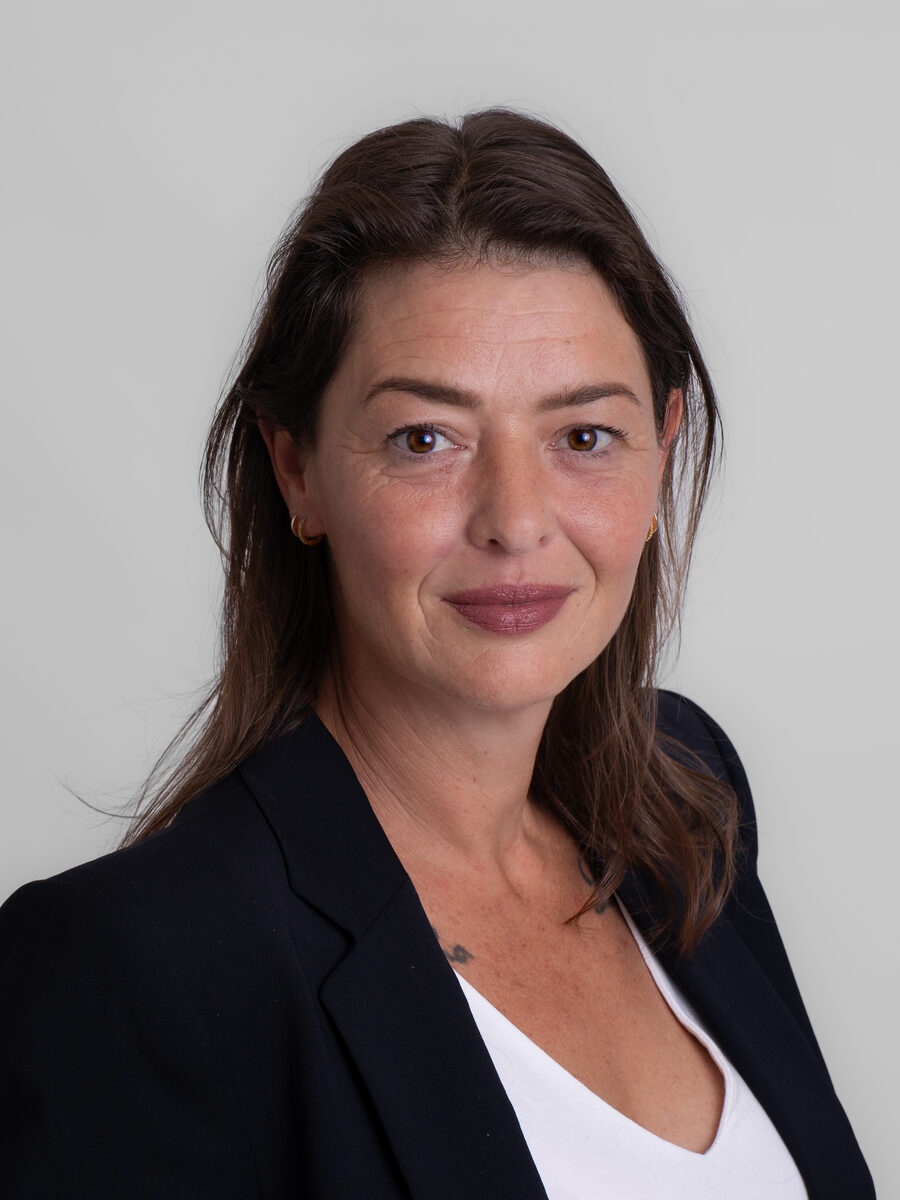 Close-up zakelijk portret van Desiree van Virtuo Office Support, brandingfotoshoot bij Studio Shootable