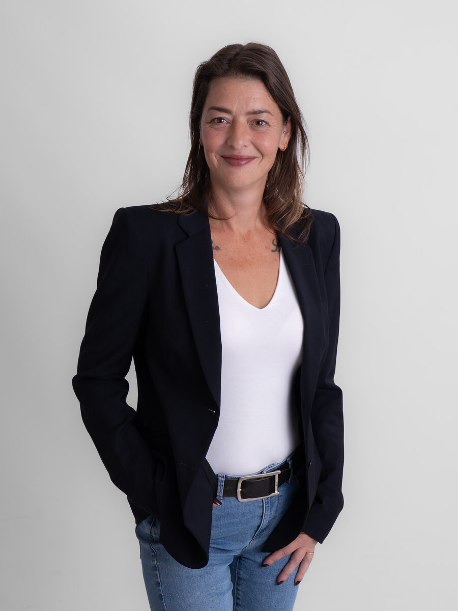 Zakelijk portret van Desiree van Virtuo Office Support in blazer en spijkerbroek, brandingfotoshoot bij Studio Shootable