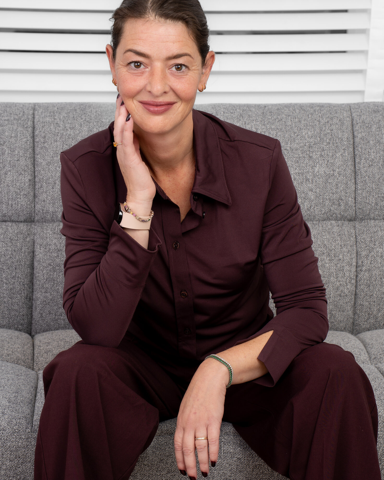 Desiree van Virtuo Office Support lachend op een bank tijdens een brandingfotoshoot bij Studio Shootable