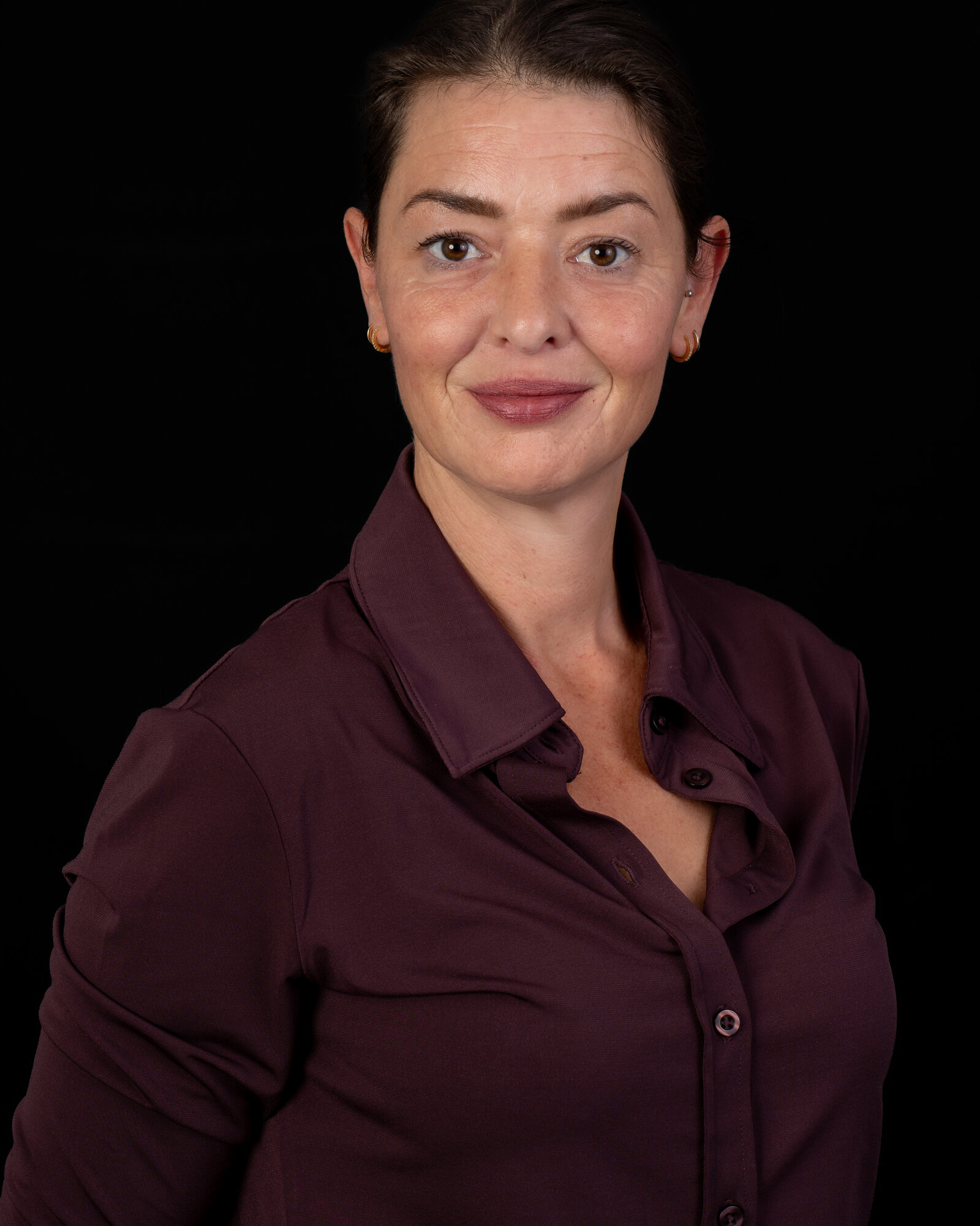 Portret van Desiree van Virtuo Office Support op donkere achtergrond, brandingfotoshoot bij Studio Shootable