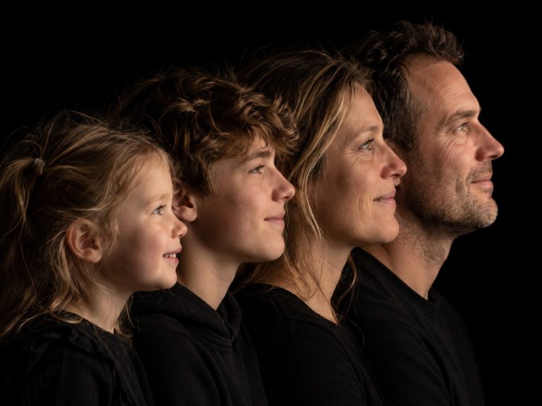 Generatieportret van een gezin van vier in profiel naast elkaar, dochter, zoon, moeder en vader, gemaakt in de studio in Culemborg