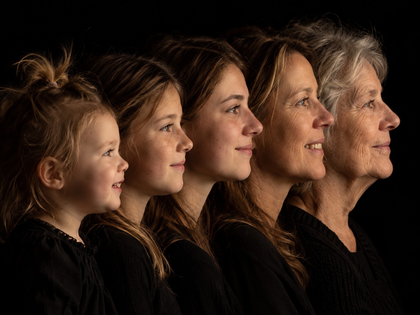 Generatieportret van vijf generaties vrouwen in profiel naast elkaar, gemaakt in de studio in Culemborg